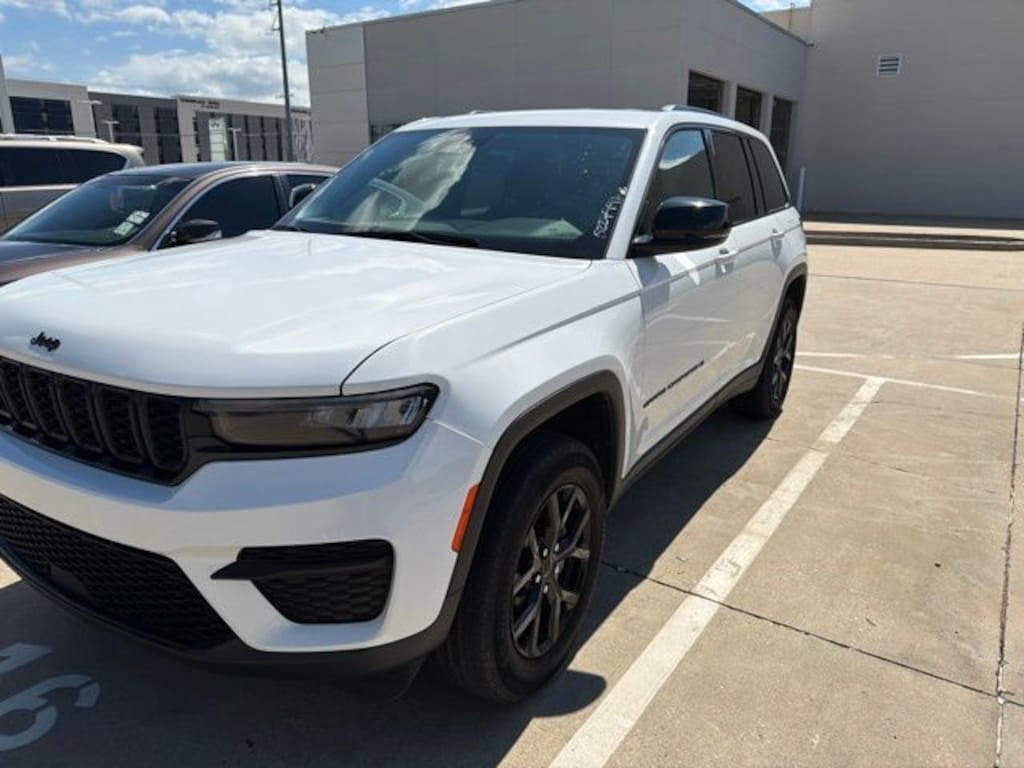 Used 2024 Jeep Grand Cherokee Laredo SUV