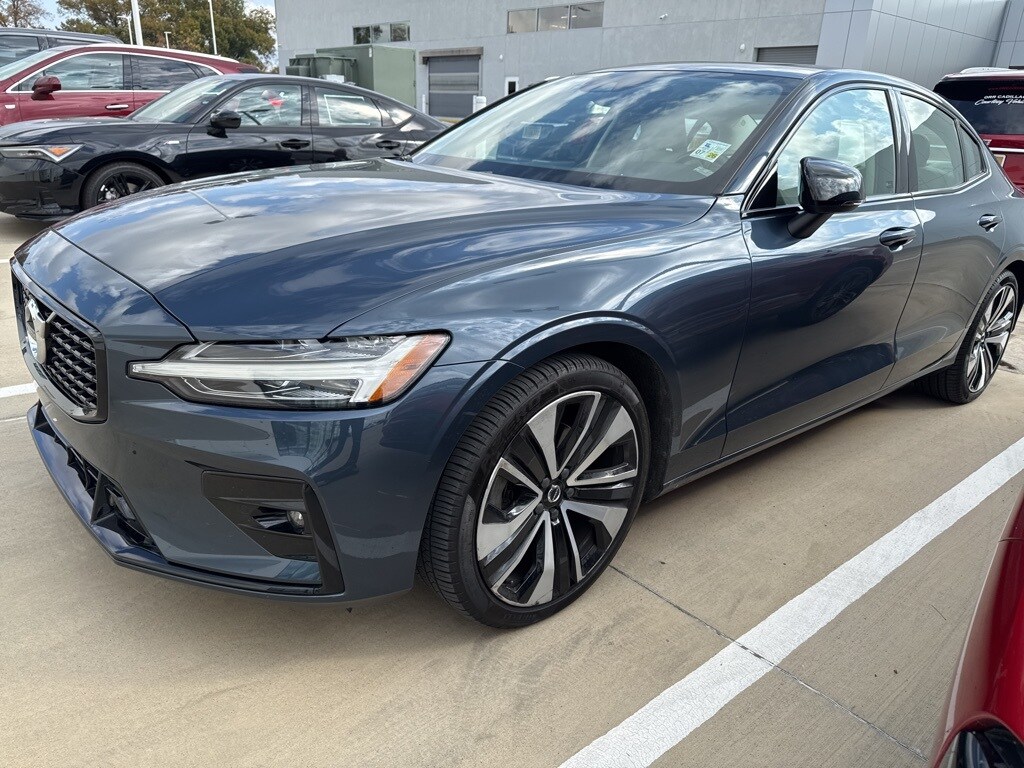 2022 Volvo S60 B5 Momentum photo 2