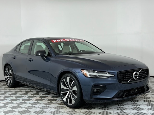 2022 Volvo S60 Momentum's photo