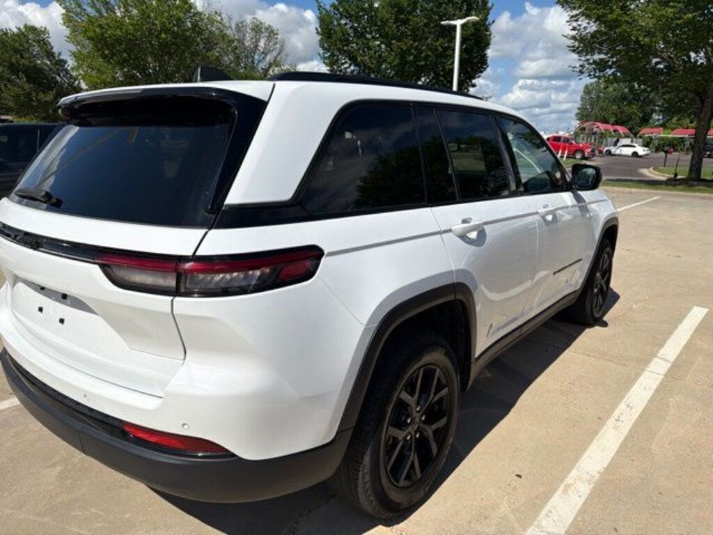 Used 2024 Jeep Grand Cherokee Laredo SUV