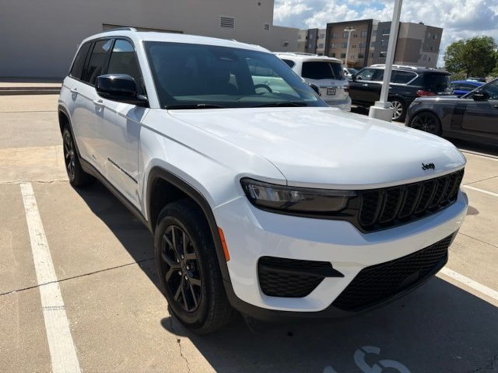 Used 2024 Jeep Grand Cherokee Laredo SUV