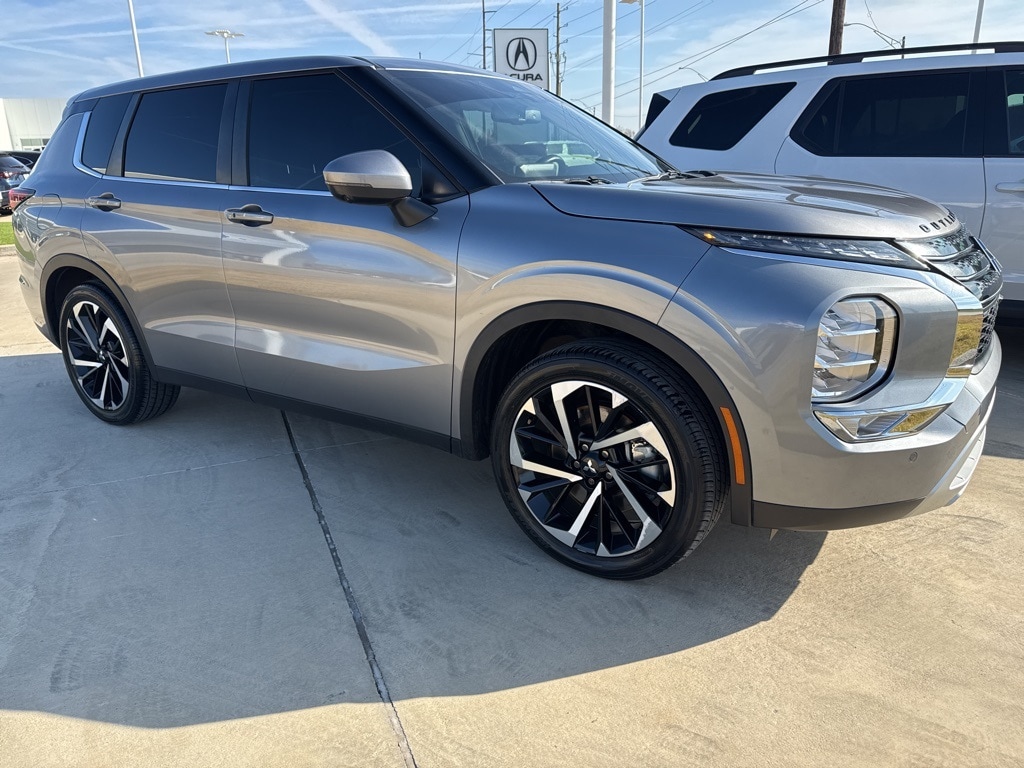 2022 Mitsubishi Outlander SE's photo