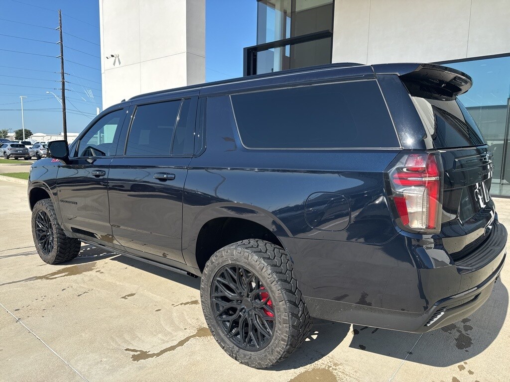 2023 Chevrolet Suburban Z71 photo 3