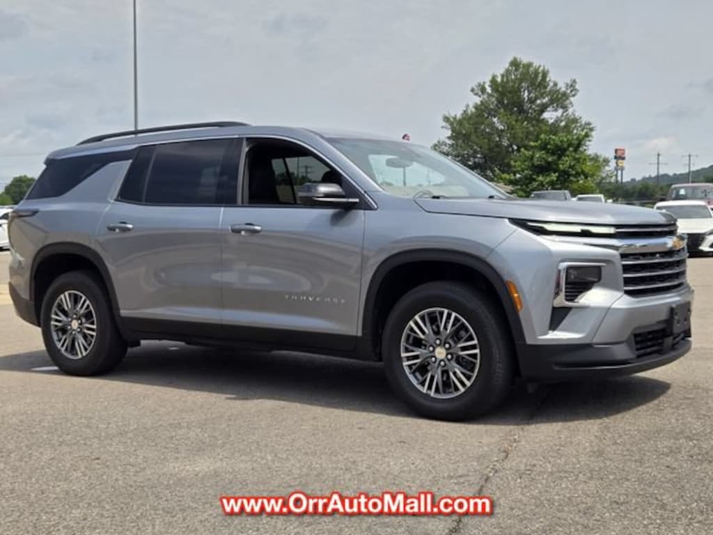 Used 2025 Chevrolet Traverse LT SUV