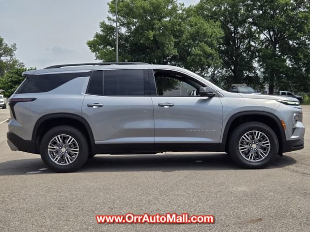 Used 2025 Chevrolet Traverse LT SUV