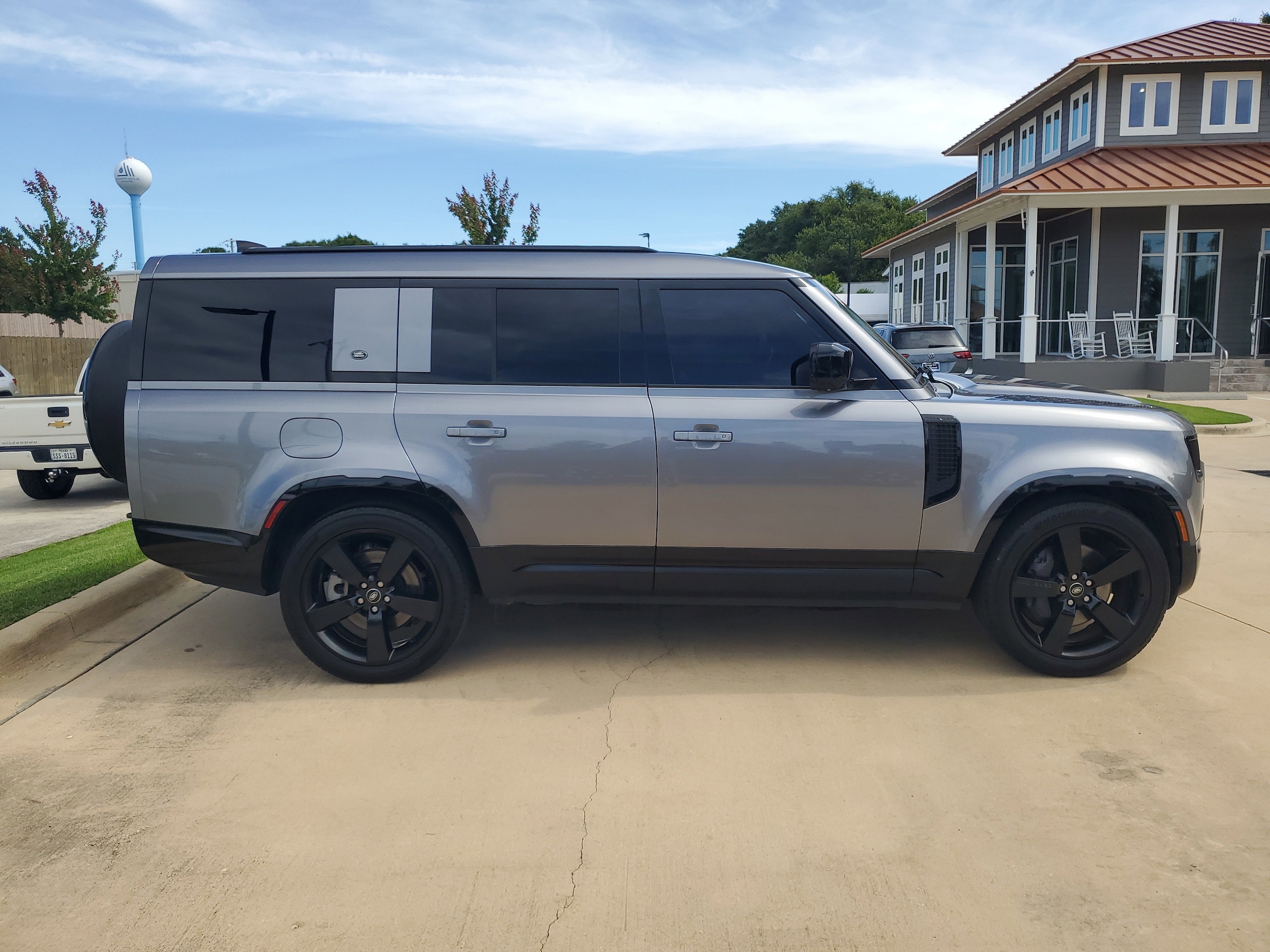2024 Land Rover Defender X-Dynamic SE - Photo 9