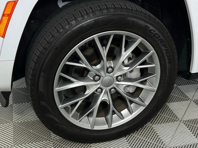 2023 Jeep Grand Cherokee Summit photo 3