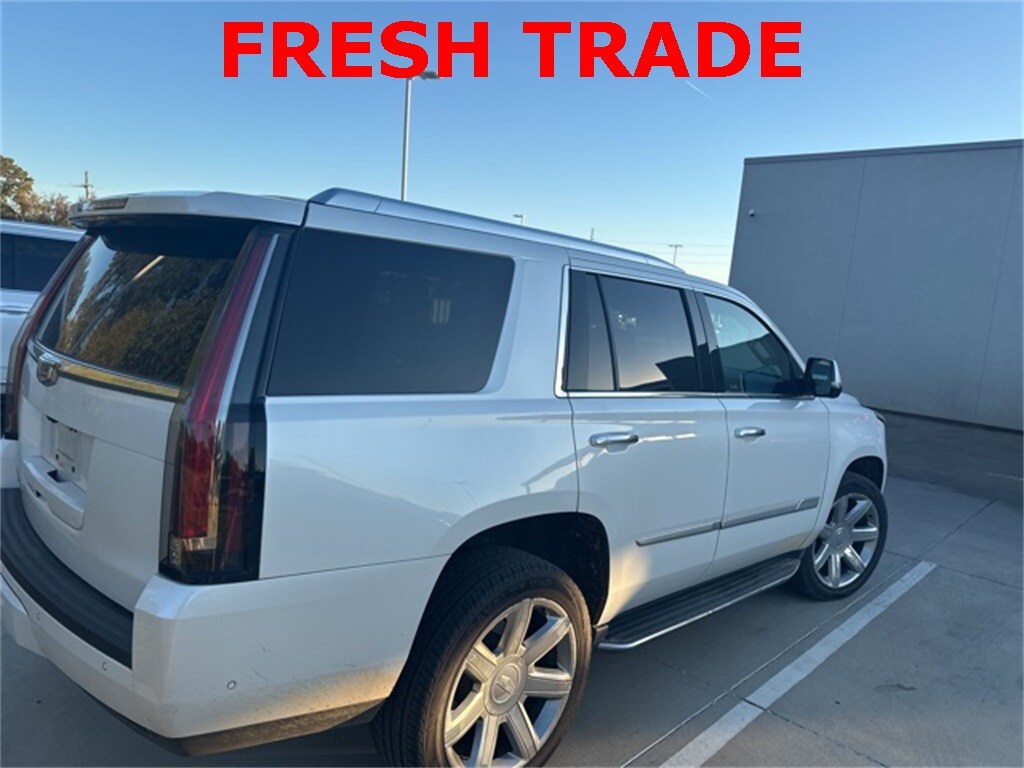 2020 Cadillac Escalade Luxury photo 3