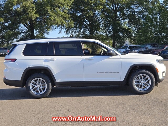 2023 Jeep Grand Cherokee Laredo photo 2