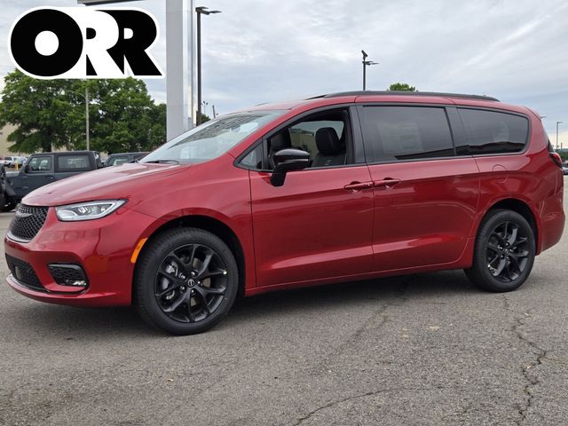 2026 Chrysler Pacifica Limited AWD's photo