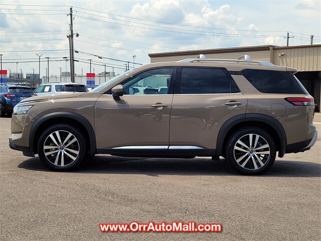 2023 Nissan Pathfinder Platinum photo 2