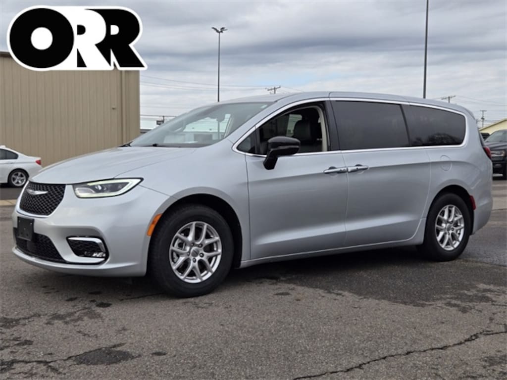 Used 2024 Chrysler Pacifica Touring L Minivan/Van
