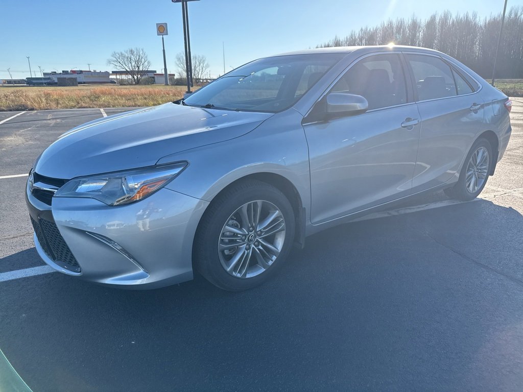 2015 Toyota Camry SE's photo