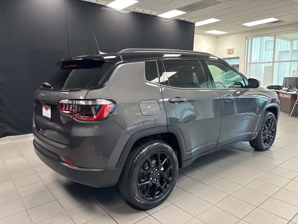 2024 Jeep Compass Latitude photo 2