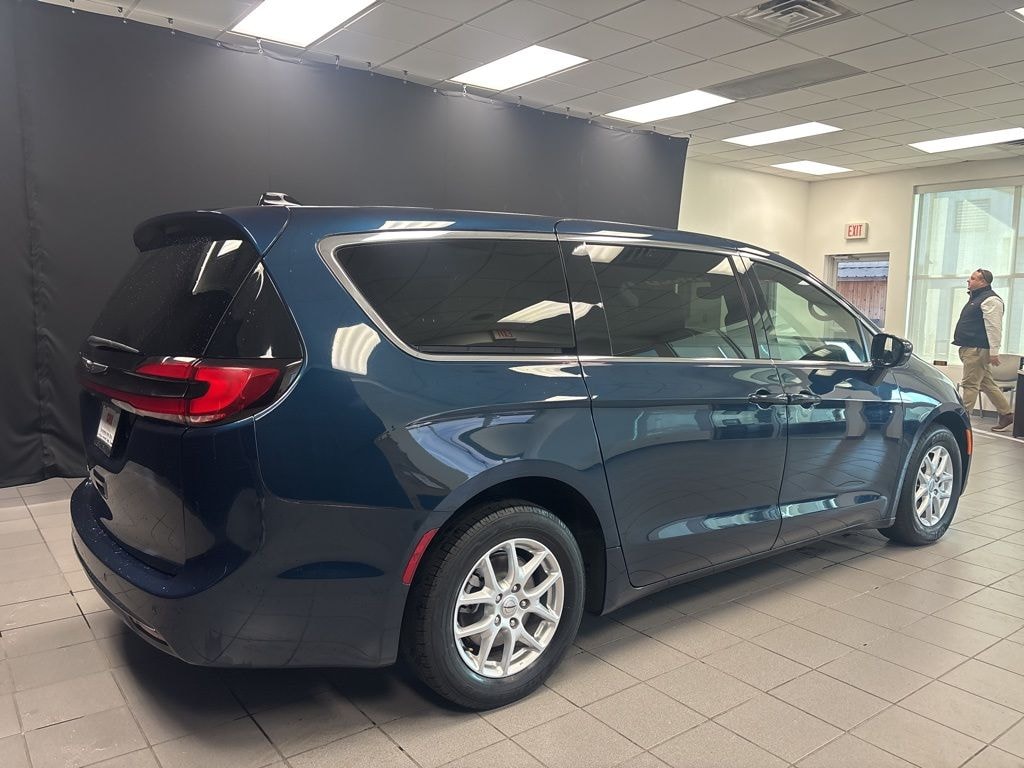 Used 2025 Chrysler Pacifica Select Van Passenger Van