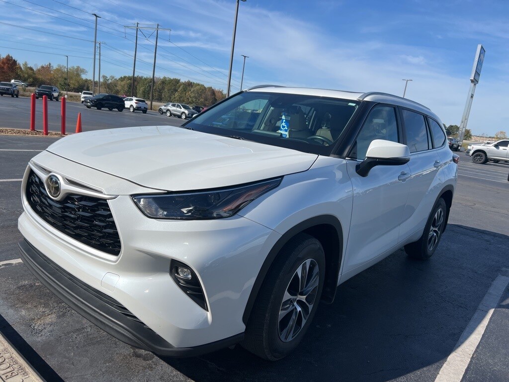 2023 Toyota Highlander L photo 2