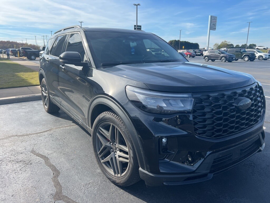 2025 Ford Explorer ST photo 2