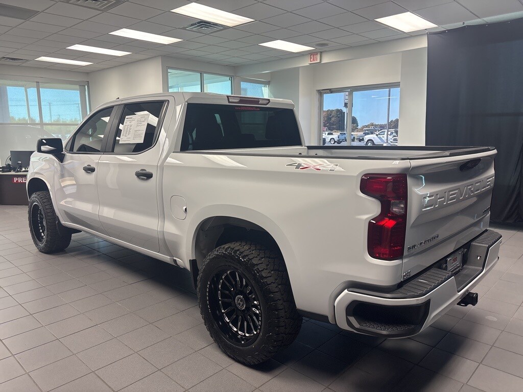 2023 Chevrolet Silverado 1500 Custom photo 2