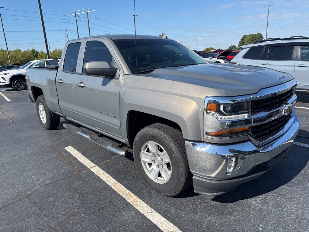 2017 Chevrolet Silverado 1500 LT photo 2