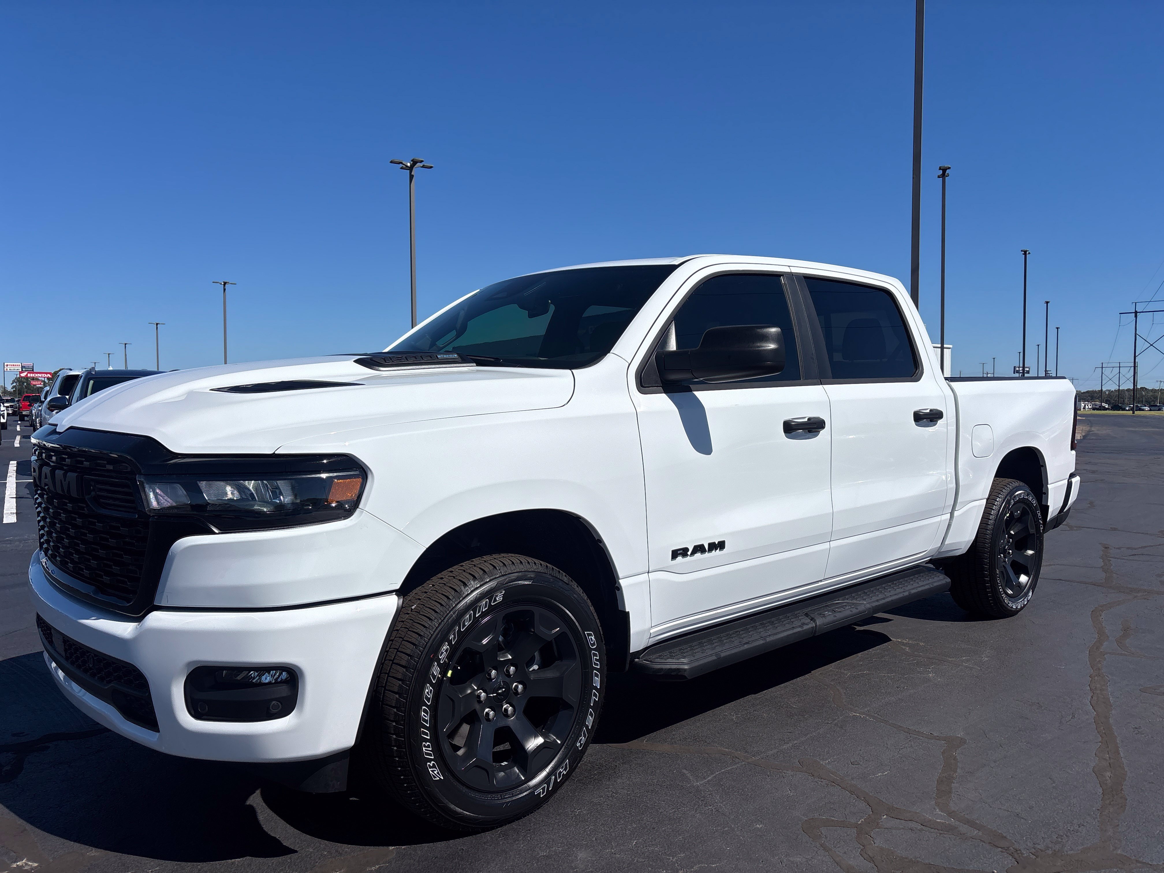 2027 Ram 1500 EXPRESS CREW CAB 4X4 5'7 BOX Pickup