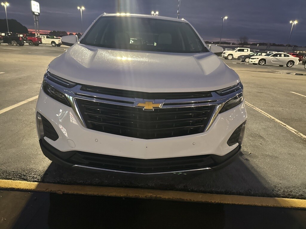 2024 Chevrolet Equinox LT photo 2