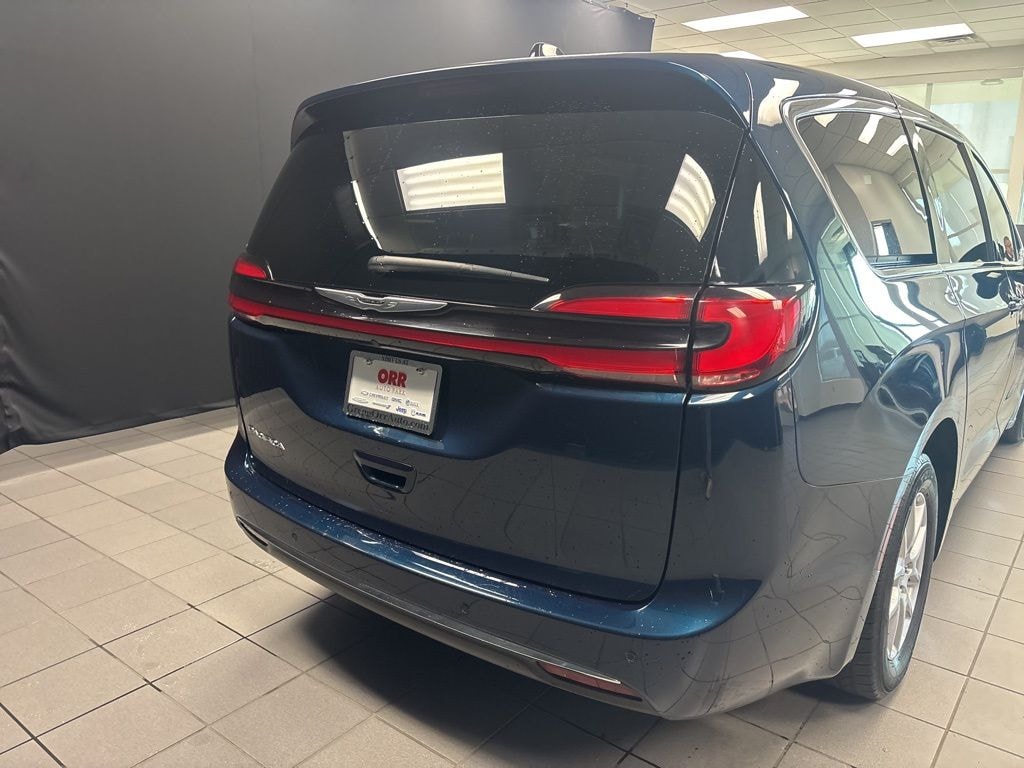 Used 2025 Chrysler Pacifica Select Van Passenger Van