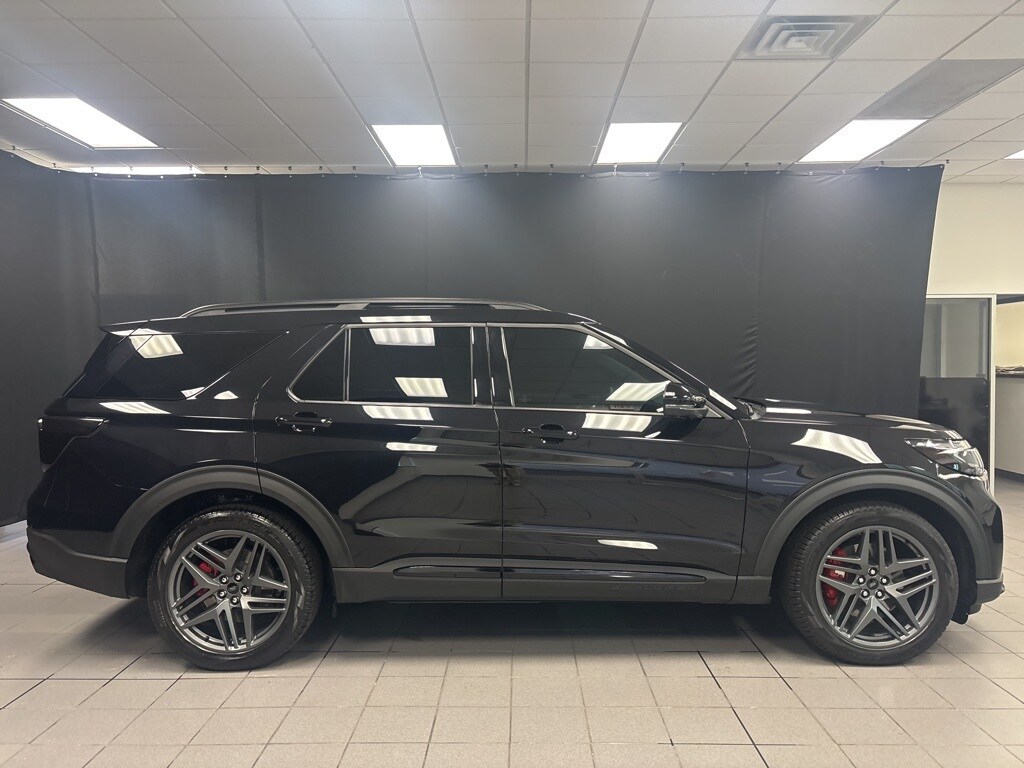 2025 Ford Explorer ST photo 2