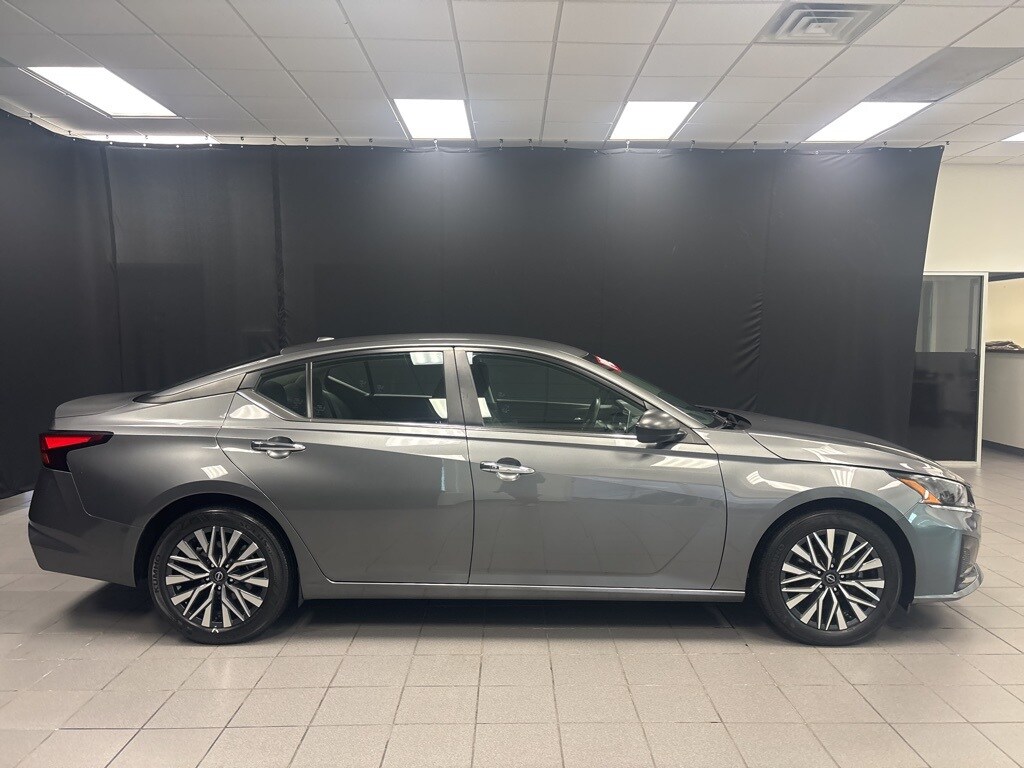 2024 Nissan Altima 2.5 SV photo 2