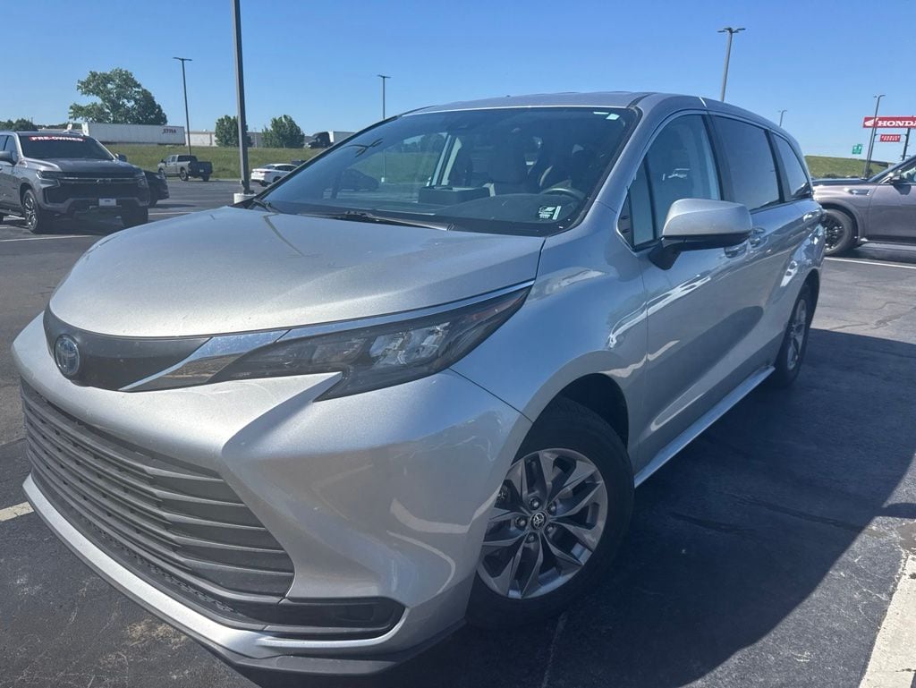 2024 Toyota Sienna LE 8-Passenger Hybrid FWD's photo