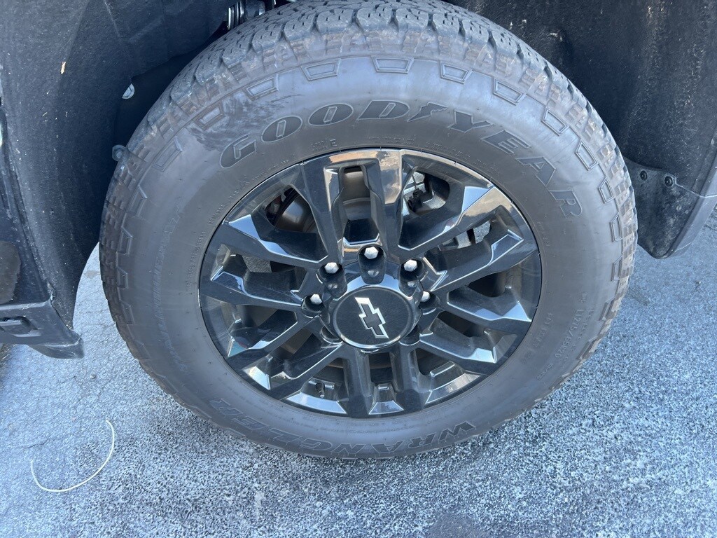 2025 Chevrolet Silverado 2500HD Custom photo 3