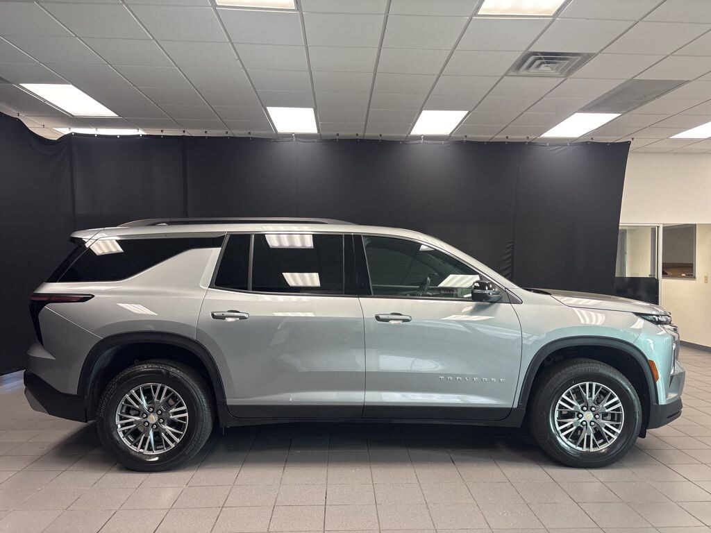 Used 2024 Chevrolet Traverse LT SUV