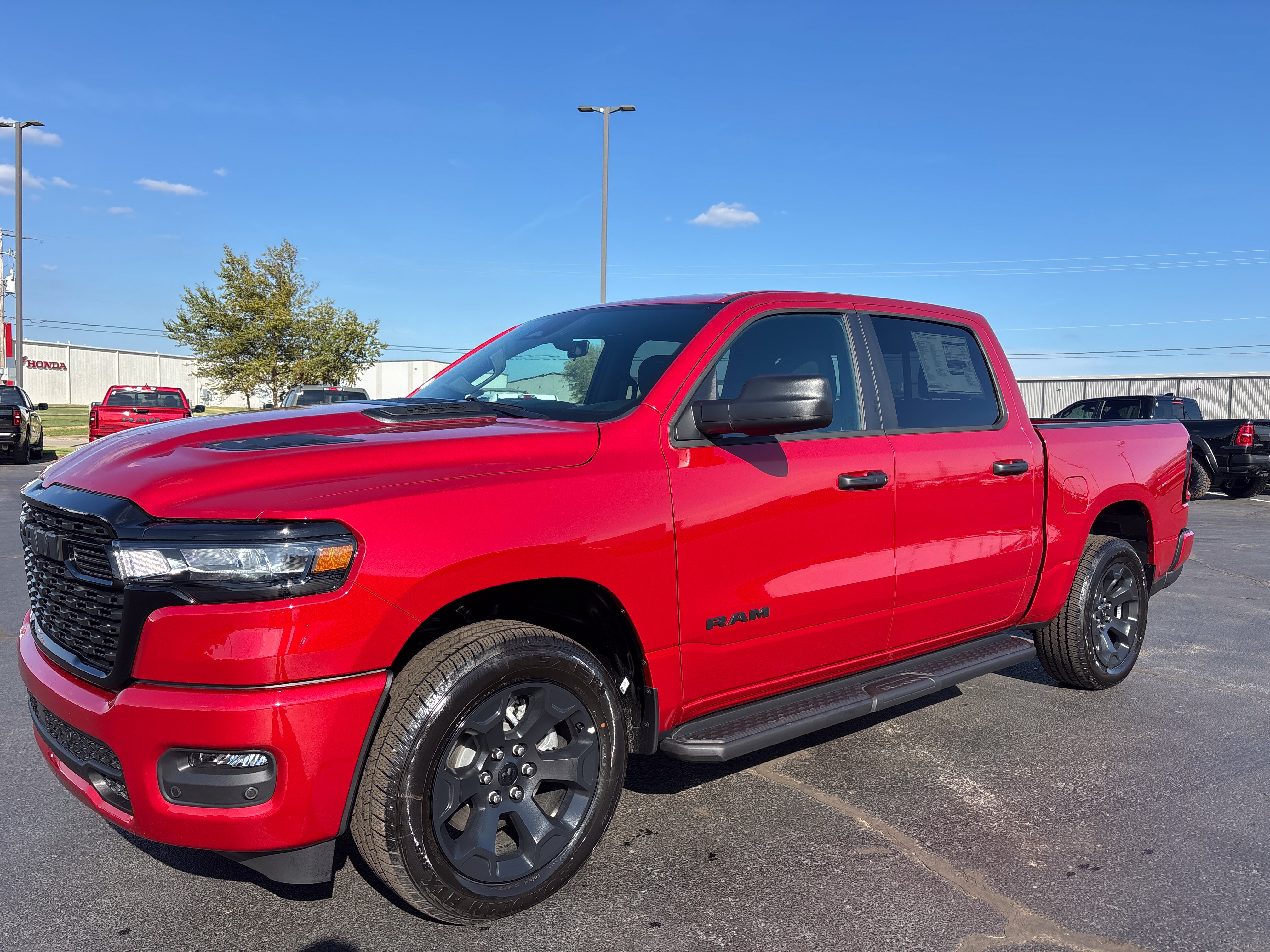 2027 Ram 1500 EXPRESS CREW CAB 4X4 5'7 BOX Pickup