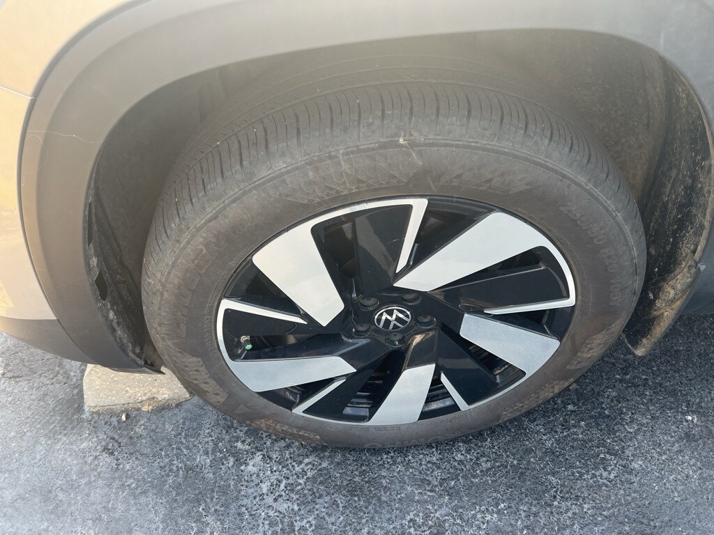 2024 Volkswagen Atlas Cross Sport SE Technology photo 3