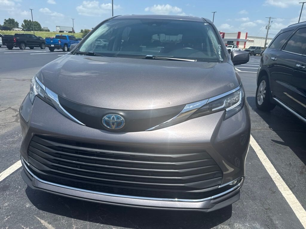 Used 2021 Toyota Sienna XLE Van