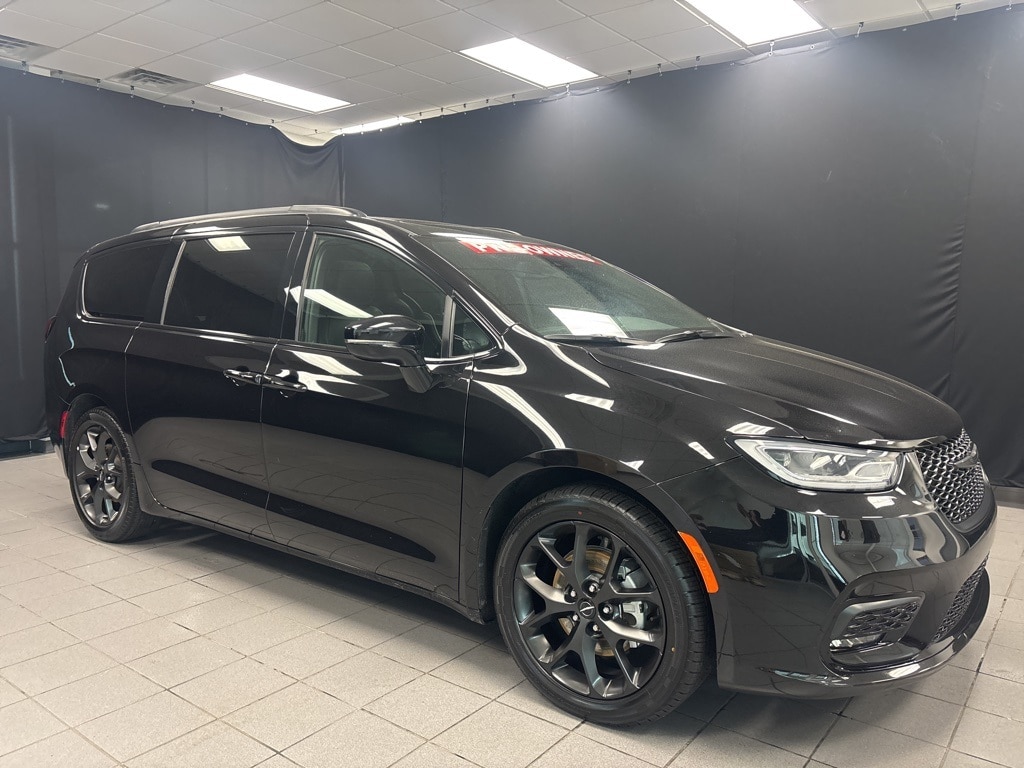 2025 Chrysler Pacifica Limited's photo
