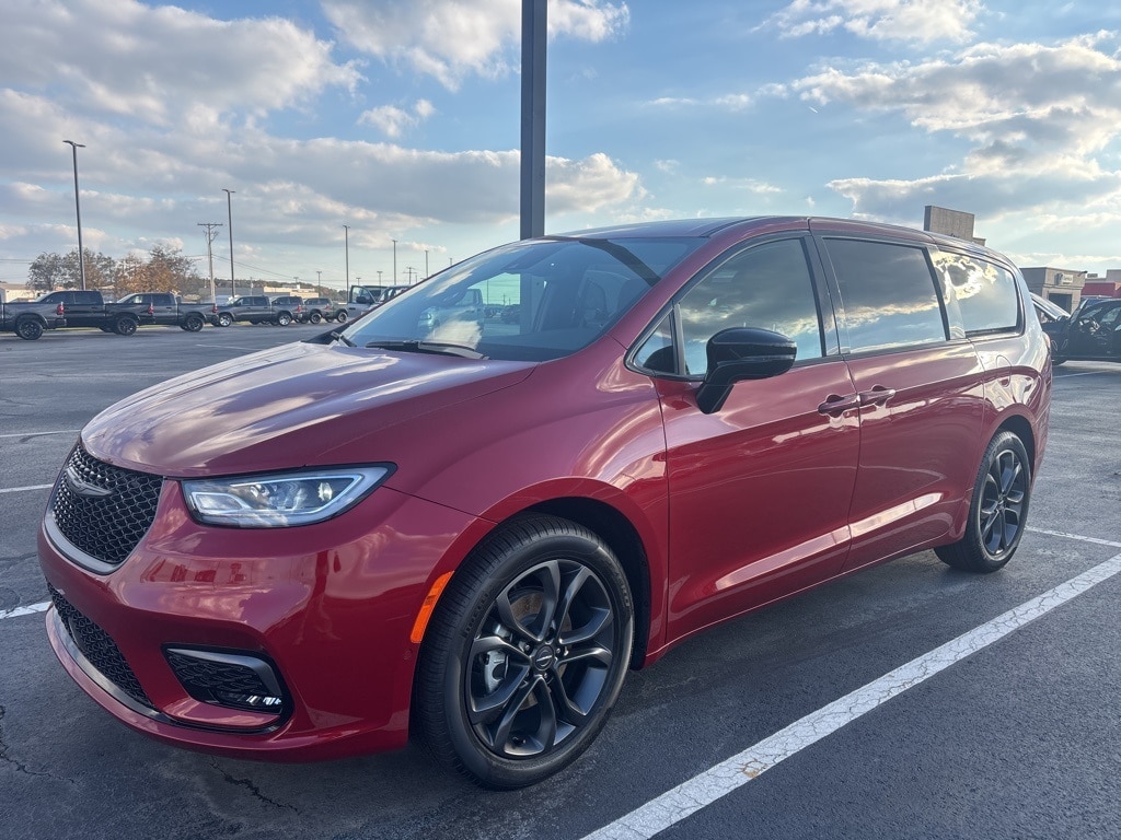 2026 Chrysler Pacifica Select's photo