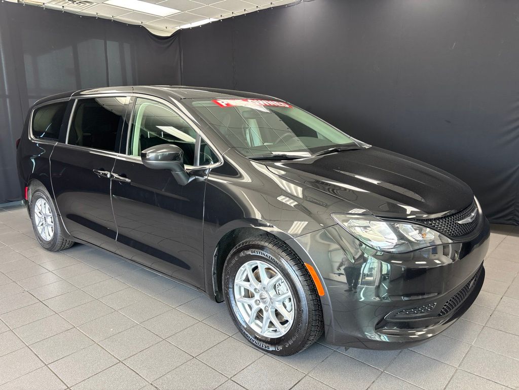 2023 Chrysler Voyager LX's photo