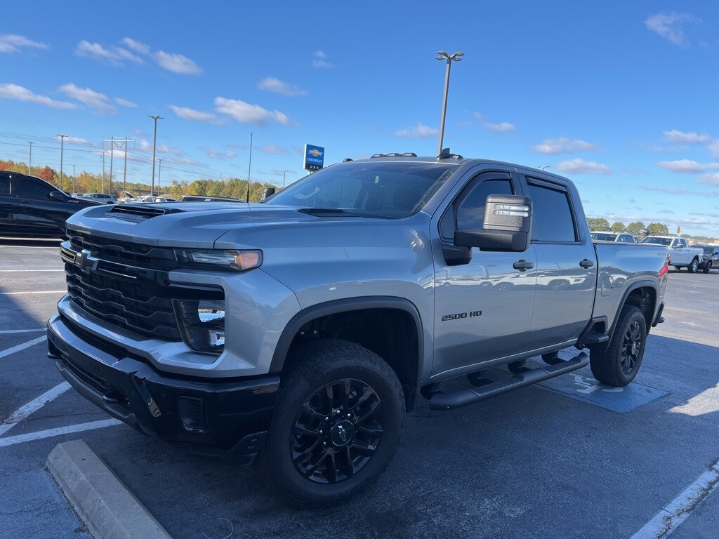 2025 Chevrolet Silverado 2500HD Custom photo 2