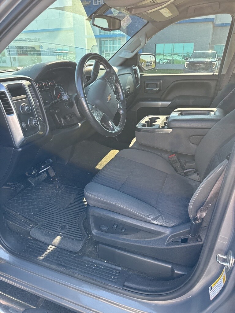2017 Chevrolet Silverado 1500 LT photo 2