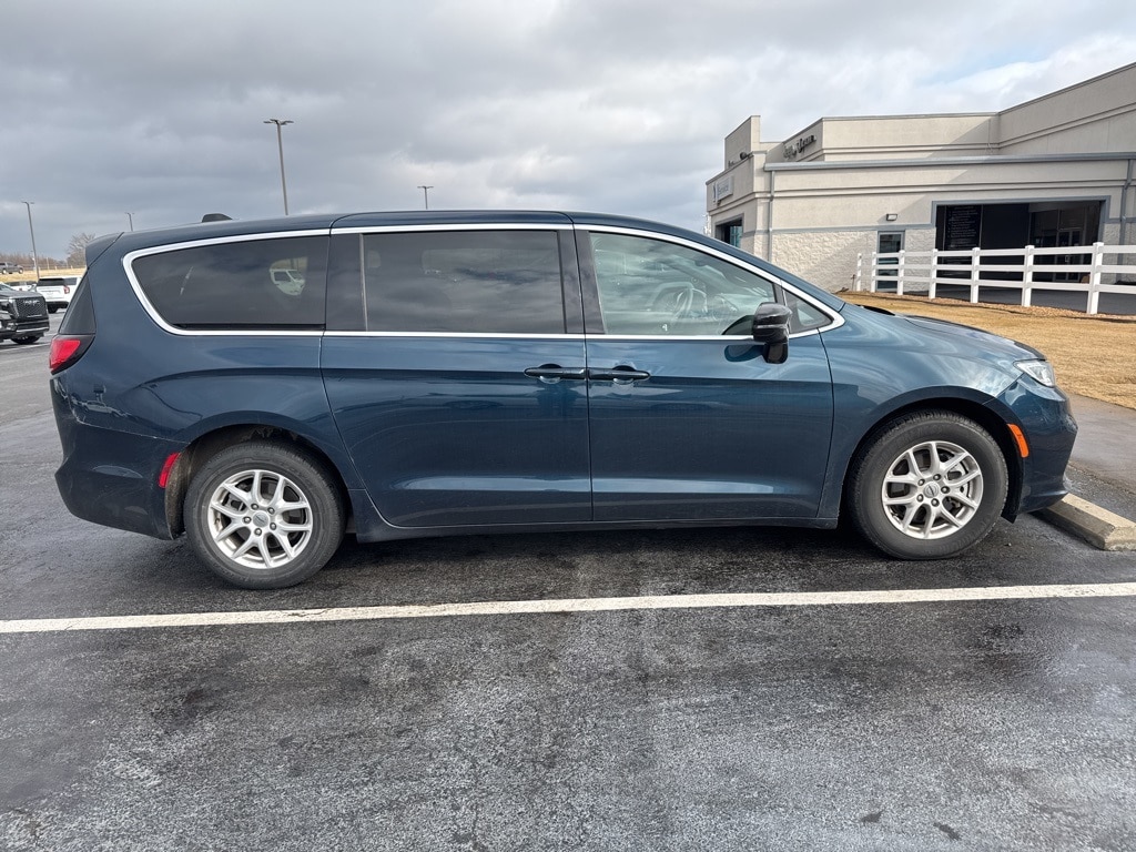 Used 2025 Chrysler Pacifica Select Van Passenger Van