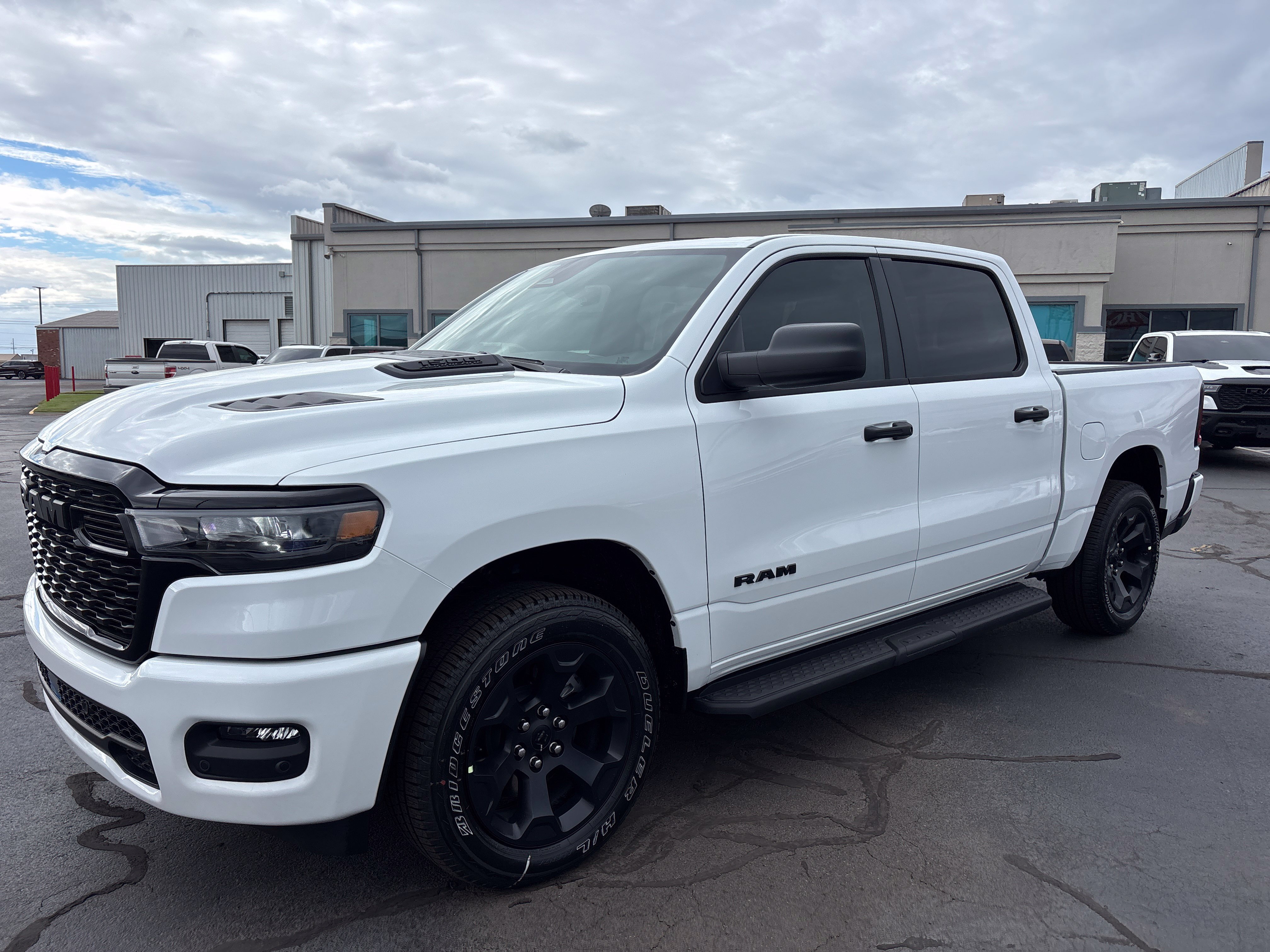 2026 Ram 1500 EXPRESS CREW CAB 4X4 5'7 BOX Pickup