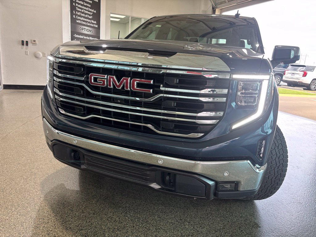 Used 2022 GMC Sierra 1500 SLT with VIN 3GTUUDED8NG654076 for sale in Little Rock
