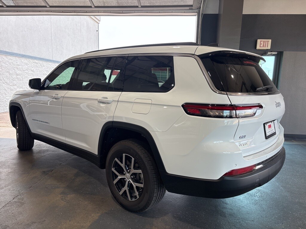 2025 Jeep Grand Cherokee Limited photo 3