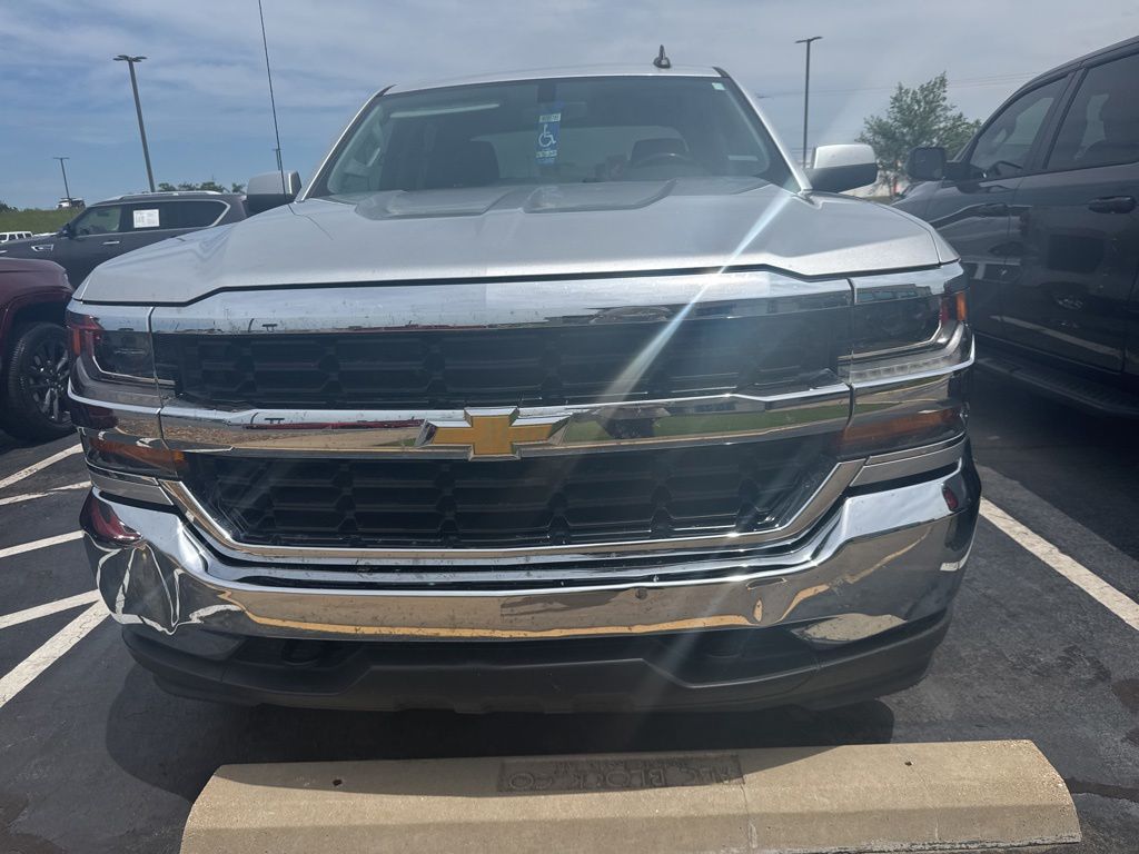 Used 2018 Chevrolet Silverado 1500 LT with VIN 3GCUKRECXJG645500 for sale in Little Rock