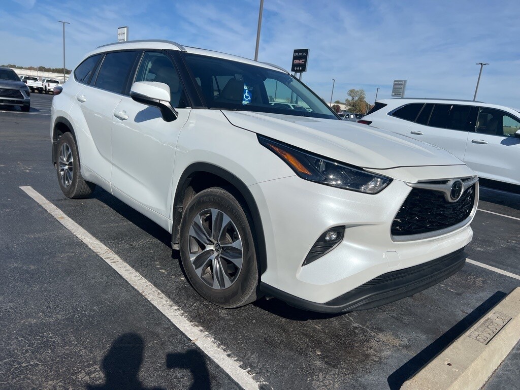 2023 Toyota Highlander L photo 4