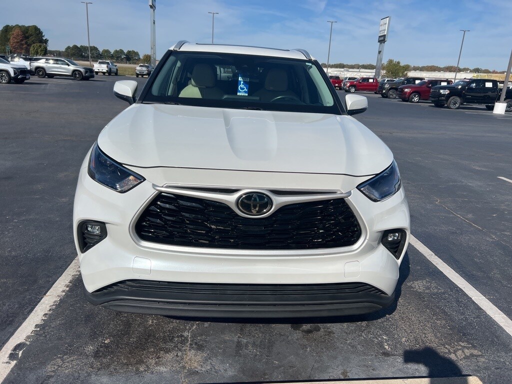 2023 Toyota Highlander L photo 3