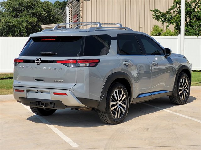 2023 Nissan Pathfinder Platinum photo 2