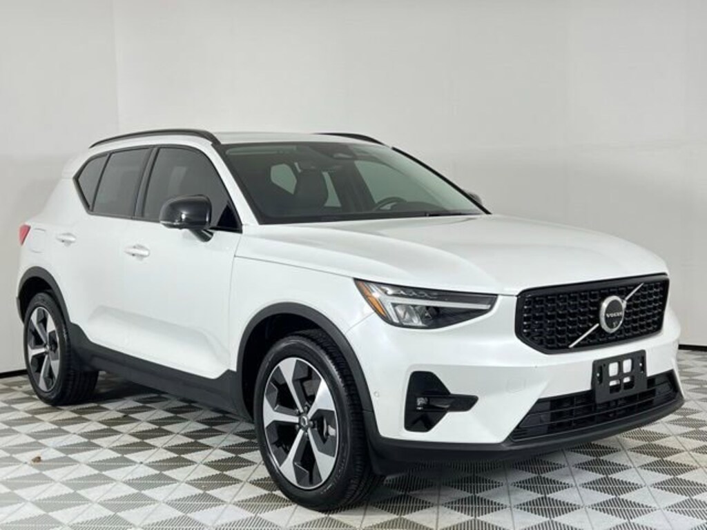 Used 2024 Volvo XC40 Plus Dark Theme
