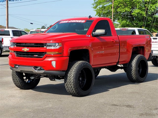 2017 Chevrolet Silverado 1500 LT photo 3