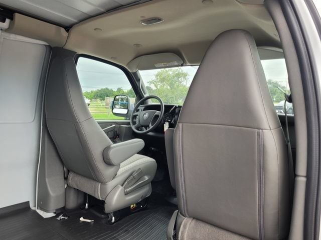2025 GMC Savana Cargo Work Van - Photo 25